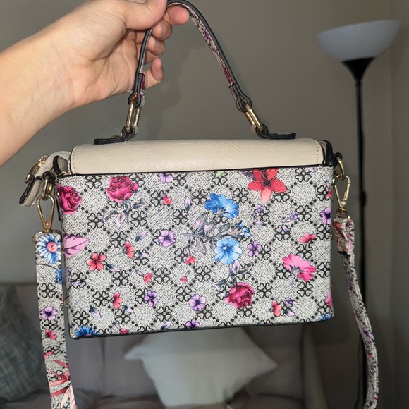 Cute bag with pretty flower print 🌸 - Picture 8 of 9